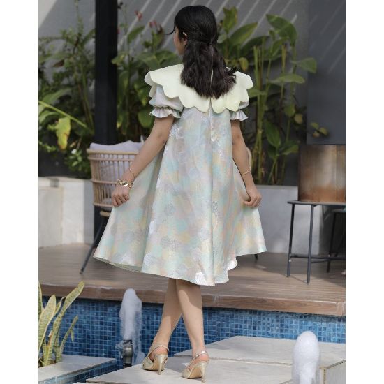 صورة فستان بناتي سداسي ملون | تصميم مفتوح الخصر ودلعة صفراء - 1182